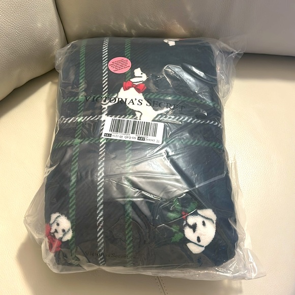 🐶 VICTORIA’S SECRET - PINK FLEECE SHERPA BLANKET - Picture 3 of 4